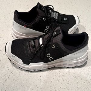 ON cloud ultra. NWT Size 7.5 women’s. black and white